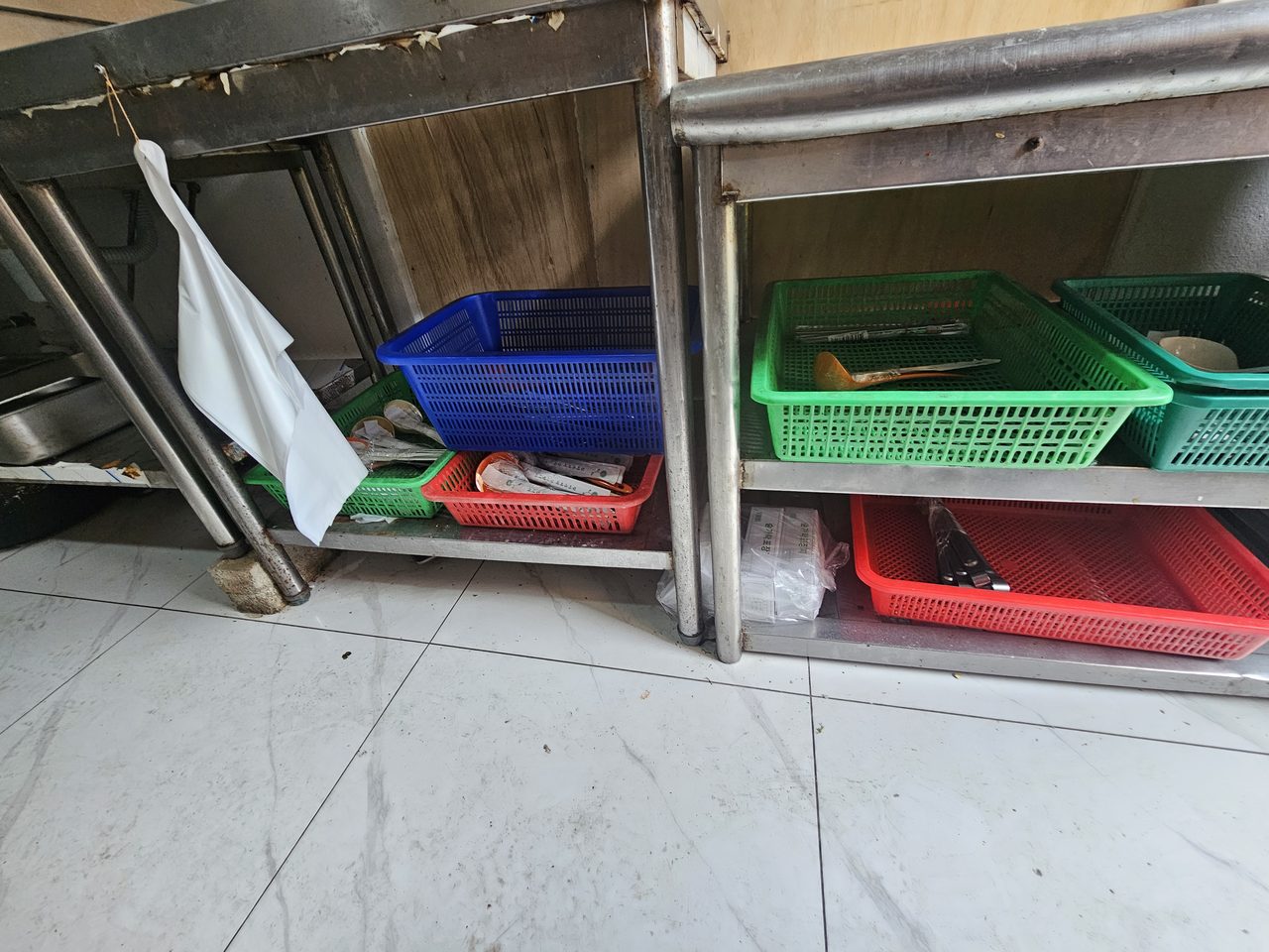 상가 가스온수기 설치 현장 사진 — 온수 배관 연결
