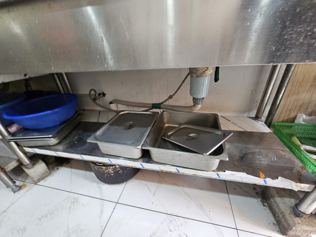 상가 가스온수기 설치 현장 사진 — 온수 배관 연결