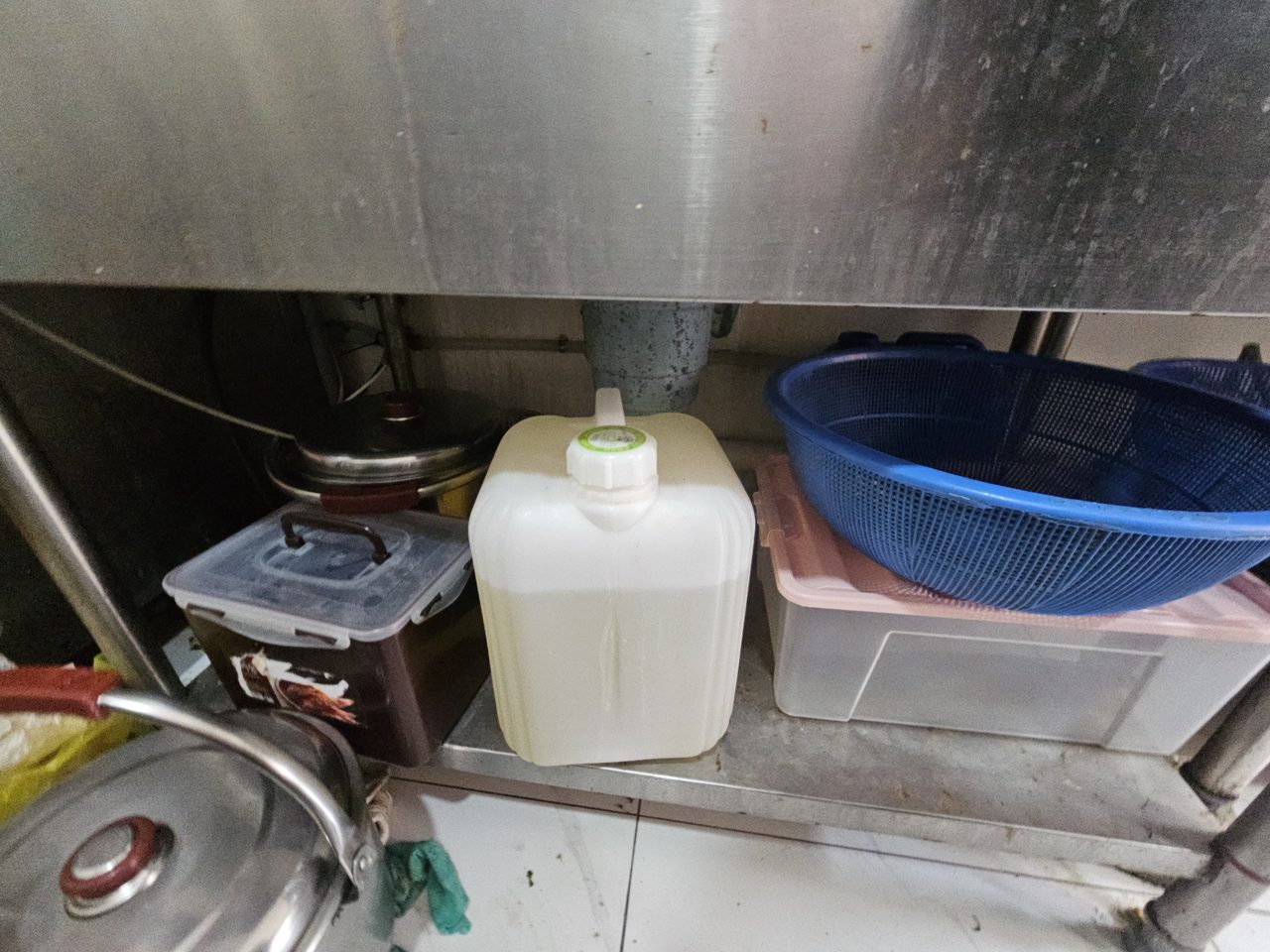 상가 가스온수기 설치 현장 사진 — 온수 배관 연결