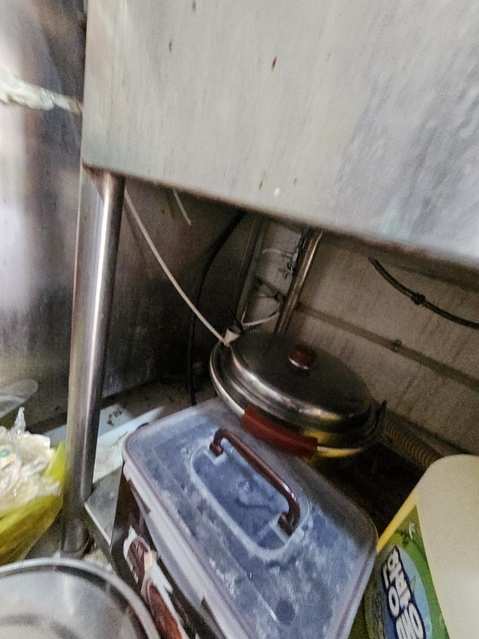상가 가스온수기 설치 현장 사진 — 온수 배관 연결