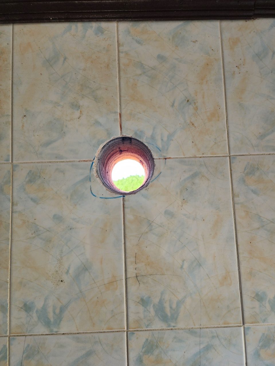 전원주택 LPG 콘덴싱 보일러 시공 현장 사진 — 벽·바닥 코어 타공