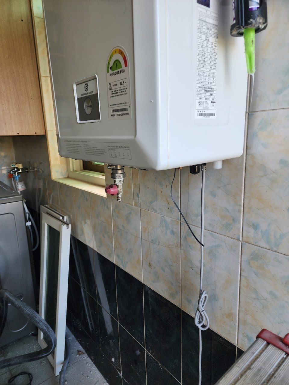 전원주택 LPG 콘덴싱 보일러 시공 현장 사진 — 가스 연결