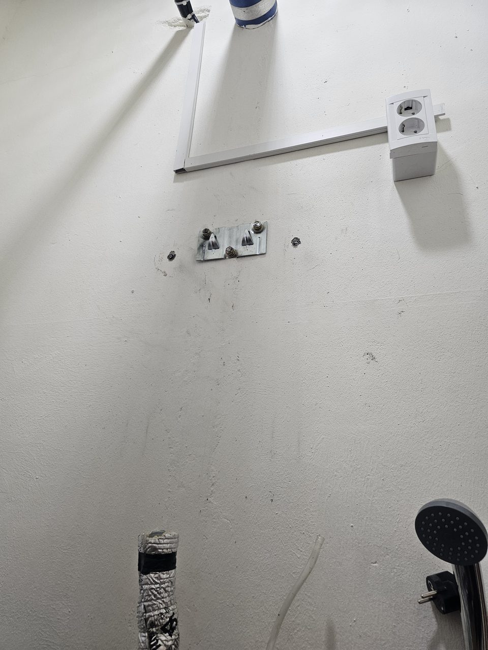 미원교육도서관 전기온수기 시공 현장 사진 — 볼트 정리