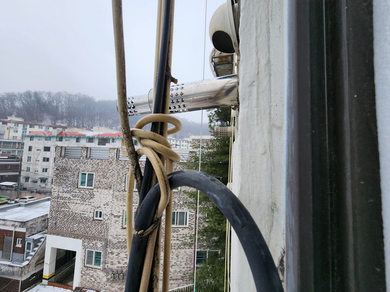삼덕아파트 보일러 교체 현장 사진 — 연통 이격거리 확보
