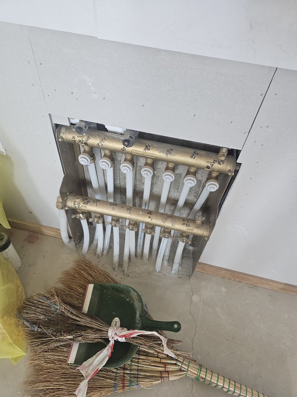 신축 전원주택 친환경 보일러 설치 현장 사진 — 설치 전 현장 확인