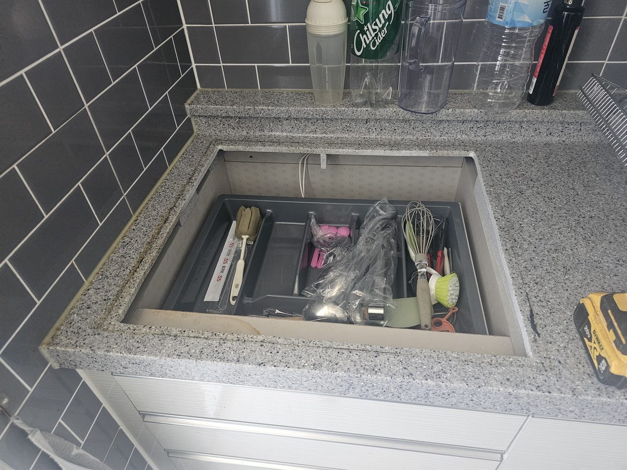 삼정백조 아파트 가스레인지 교체 현장 사진 — 기존 레인지 철거 상태 확인
