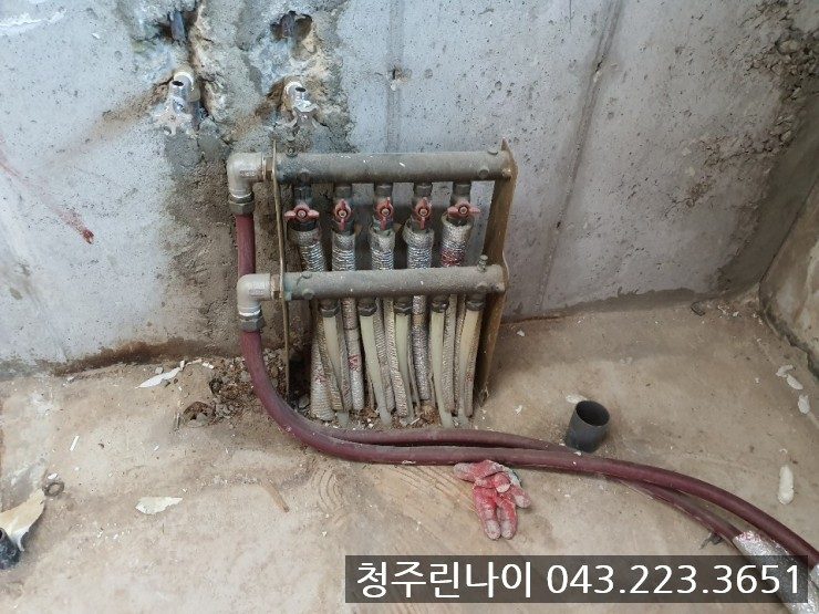 현대아파트 보일러·분배기 시공 현장 사진 — 스텐 분배기 교체와 배관 매립